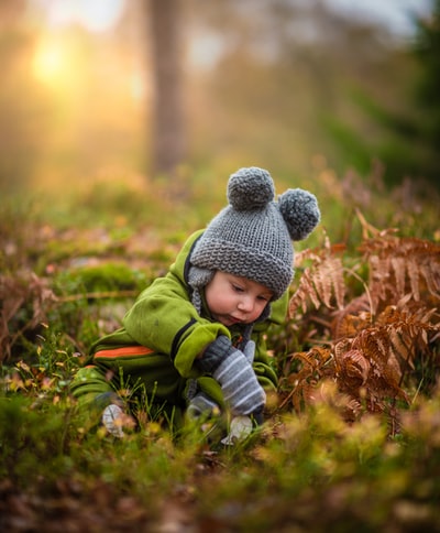 绿色草地上宝宝的选择性聚焦照片